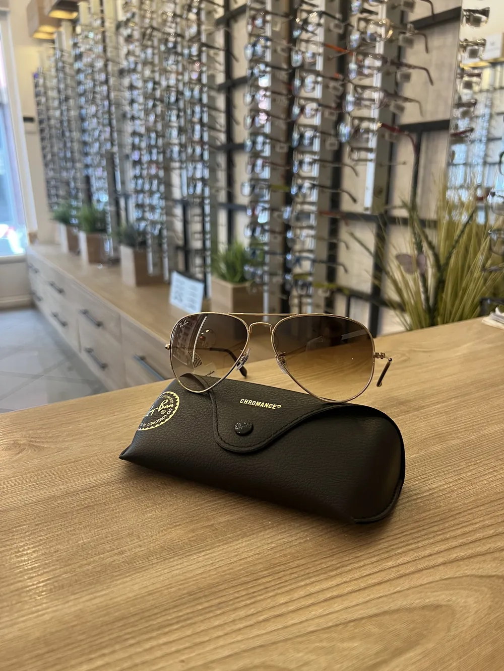 Ray-Ban sunčane naočare na pultu optike Vizus u Kragujevcu